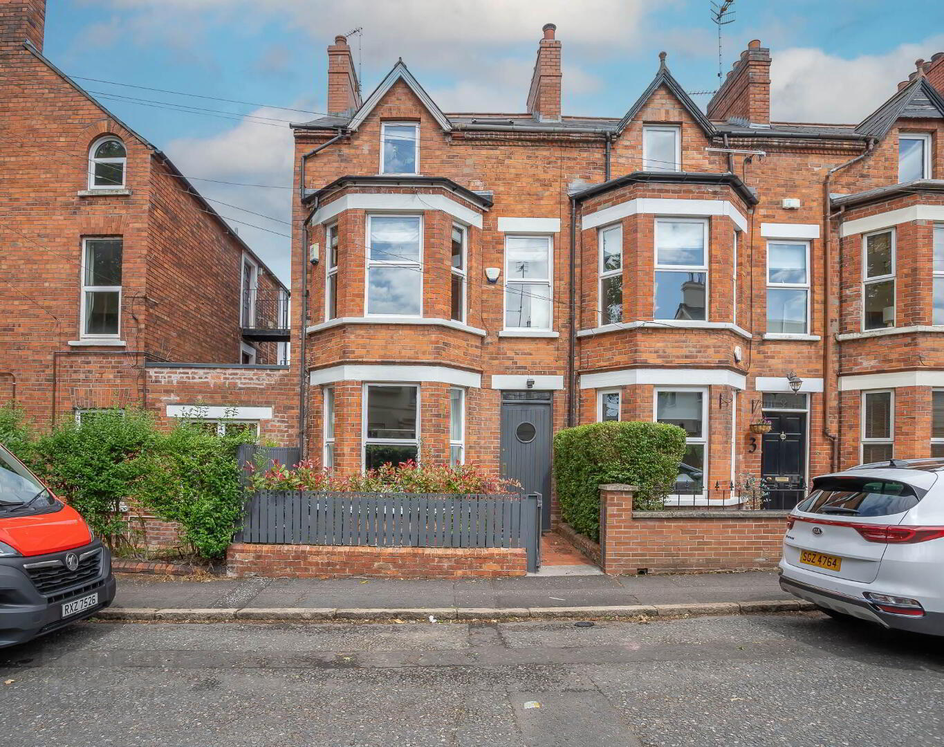 Spacious 4BR Victorian Property w/ Outdoor Terrace