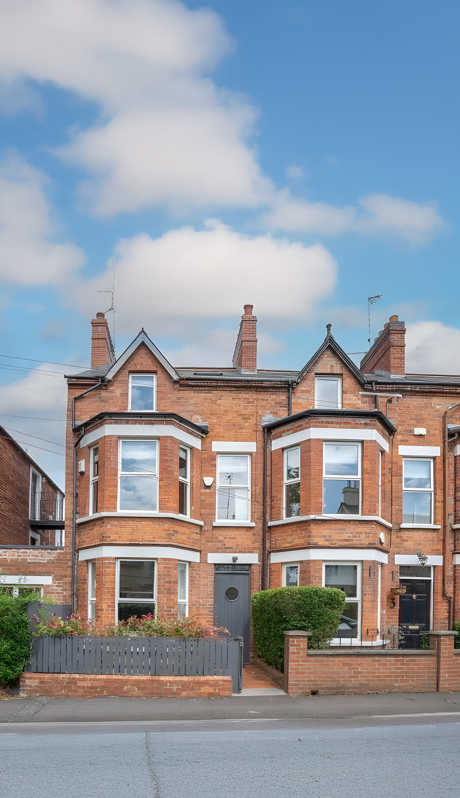 Spacious 4BR Victorian Property w/ Outdoor Terrace